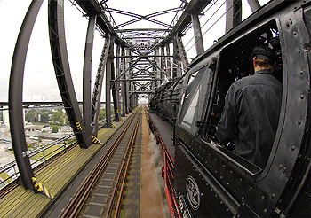 Mit der 01er ber die Rendsburger Hochbrcke.