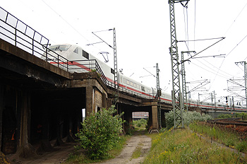 Mit dem ICE über die berühmte Pfeilerbahn, die 2008 komplett abgerissen wurde.