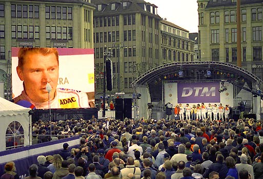 'Ich freue mich riesig, zurück im Rennzirkus zu sein', sagte Mika Häkkinen bei der DTM-Präsentation in Hamburg vor 20.000 begeisterten Zuschauern.
