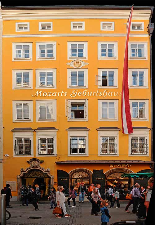Birthplace of Wolfgang Amadeus Mozart in the Getreidegasse - Jörg Nitzsche Hamburg Germany