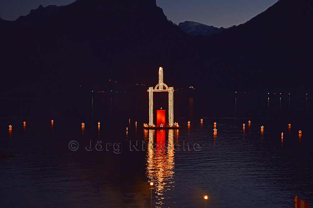 Ein Kerzenlicht, welches vor dem Hotel 'Im weißen Rößl' auf dem See aufgestellt ist, begrüßt uns schon bei der Anfahrt nach Wolgangsee stimmungsvoll und wunderschön über den See - Jörg Nitzsche, Hamburg, Germany